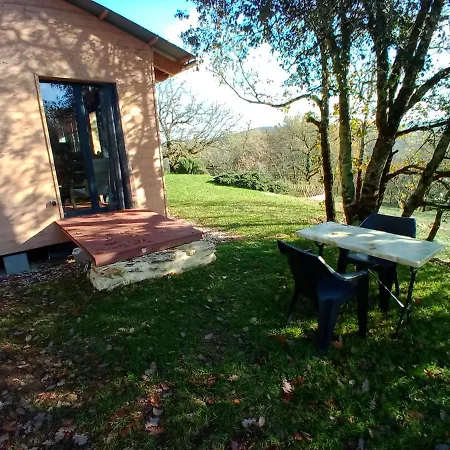 Maison Dans Un écrin De Verdure